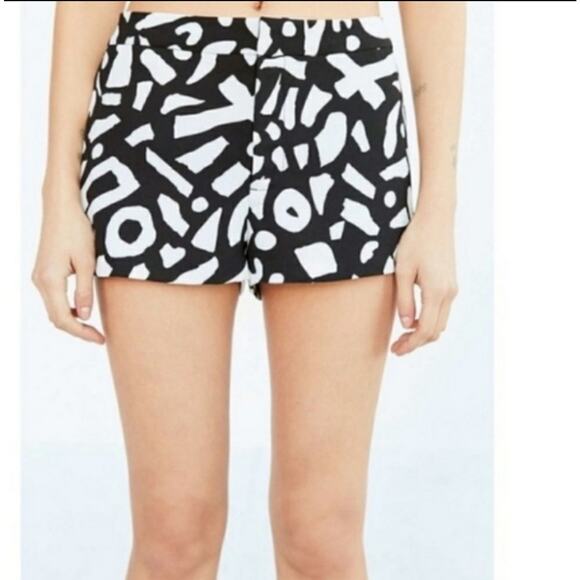 Alice + UO Urban Outfitters Black White Mid Rise Dressy Shorts Size 2 Whimsigoth - Picture 2 of 11